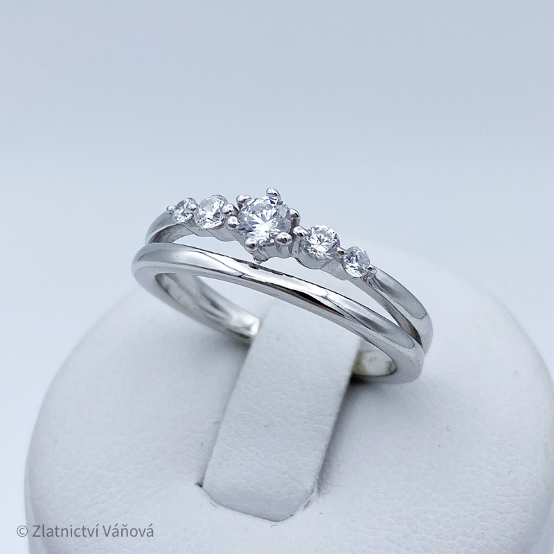 Stříbnrný dvojitý prsten s pěti zirkony